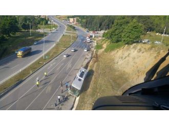 Otobüs refüje çarptı: 40 yaralı