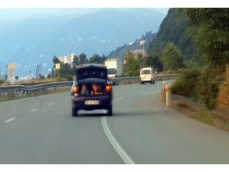 Böyle sorumsuzluk olmaz: Otomobilin bagajında çocuk var !