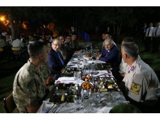 Başbakan askerlerle iftar yaptı