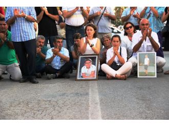 Acılı aile kanlı yolu trafiğe kapattı