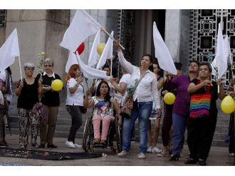 50 yıl süren iç savaşın sona ermesi kutlanıyor