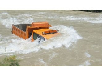 Hafriyat boşaltırken nehre düştü!