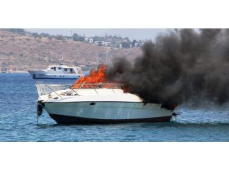 300 bin liralık motoryat turistlerin gözü önünde yandı