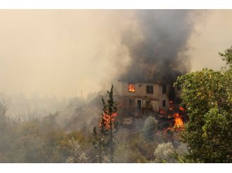 Kumluca’daki orman yangını ev ve seralara sıçradı