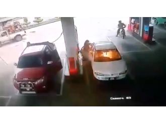 Akaryakıt alırken bir anda araç tutuştu !