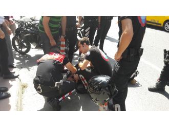 Motosiklet polis aracına çarptı: 1 yaralı