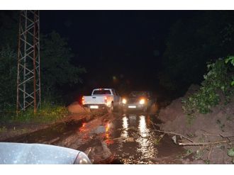 Fatsa’da sağanak yağmur heyelana yol açtı