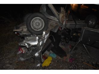 Hurdaya dönen araçtan sağ çıktılar