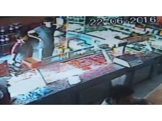 Sadaka kutusunu böyle çaldılar