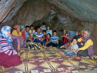 Sıcaktan bunalan Hataylılar mağarada serinliyor