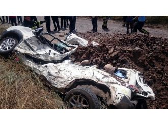 Kağıt gibi ezilen araçtan 5 kişi sağ çıktı