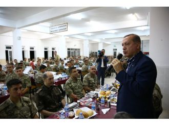 Cumhurbaşkanı Erdoğan Silopi’de askerlerle iftar yaptı