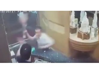 Eline ne geçtiyse resepsiyoniste fırlattı