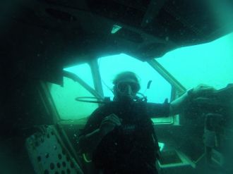 Kuşadası’ndaki batık uçağa turist ilgisi