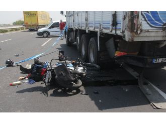 Kamyona çarpan motosiklet sürücüsü öldü