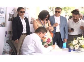 Davutoğlu Beyazıt’ta son kitabını imzaladı