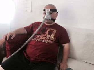 Evinin penceresine pankart asıp greve girdi