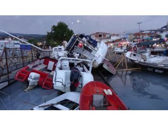 Fırtına limandaki tekneleri vurdu