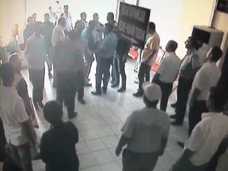 Başhekim ve yardımcısı tekme tokat darp edildi