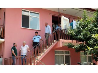 Eşini öldürüp kapının önünde polis bekledi