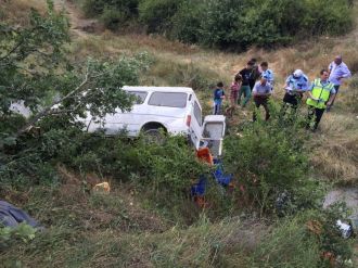 Minibüs şarampole yuvarlandı: 3 yaralı