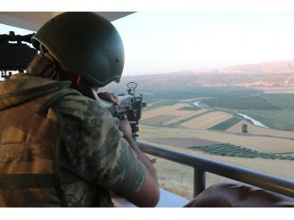 Gözler sınırda kulakları ezanda