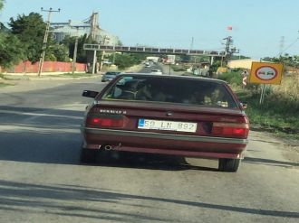 İneği otomobile bindirip yolculuk etti