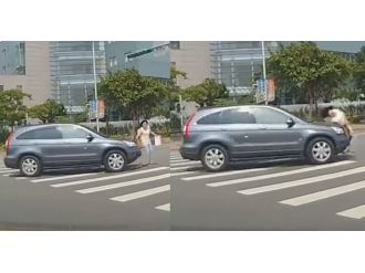 Kadın sürücü hemcinsini böyle ezdi