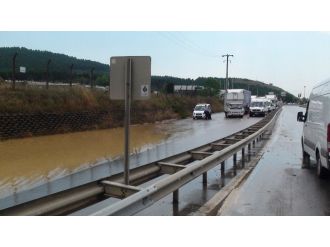 Yolları su bastı, araçlar mahsur kaldı