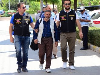 Pes artık: "Beni Peygamber gönderdi" diyene kandılar