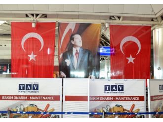 Bombanın patladığı yere Türk bayrağı asıldı