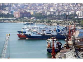 Samsun’da 22 gemi Rusya’ya mal götürmek için bekliyor