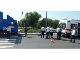 Motosikletli kamyonun altında can verdi