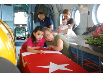 Şehit olan Uzman çavuşun eşi ve kızlarının feryadı yürek sızlattı