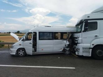TIR minibüse çarptı: 2 ölü 6 yaralı
