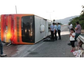 Yolcu otobüsü devrildi: 27 yaralı