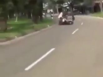 İki kızın motosiklet yolculuğu 10 saniye sürdü.