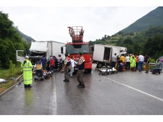 TIR ile kamyon çarpıştı: 1 ölü, 2 yaralı