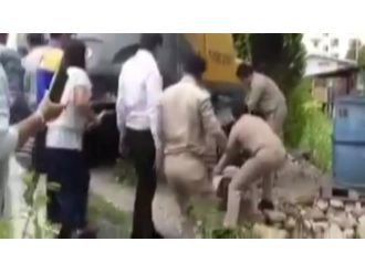 Belediye Başkanı, poz vermek isterken canından oluyordu.