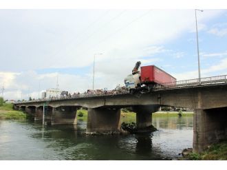 TIR köprüde asılı kaldı