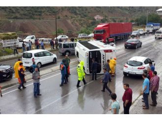 Yolcu otobüsü yan yattı: 13 yaralı