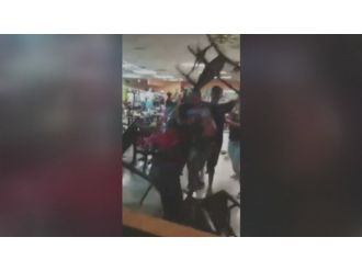 Kızların da karıştığı kavgada sandalyeler havada uçuştu