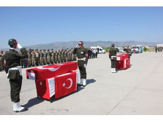 Şehit askerlerin naaşları memleketlerine uğurlandı