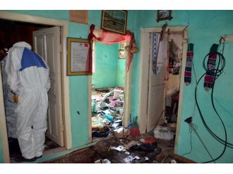 Ölen babalarından miras çöp ev kaldı