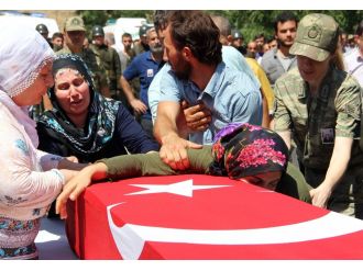 Şehit uzman çavuş Kürtçe ağıtlarla defnedildi