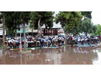 Yağmur altında cuma namazı