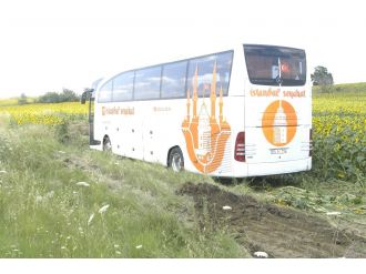 Yolcu otobüsü tarlaya girdi: 5 yaralı
