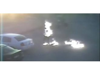 Benzin döküp kendisini yaktı