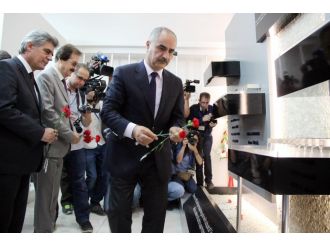 Madımak’ta hayatını kaybedenler anısına karanfil bırakıldı