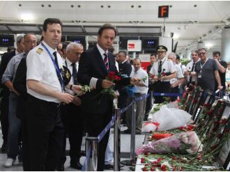 Pilot ve hostesler saldırının yaşandığı alana karanfil bıraktı